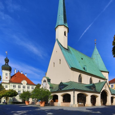 Sie sehen die Gnadenkapelle auf dem Altöttinger Kapellplatz.