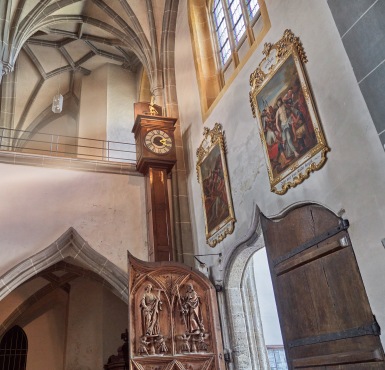 Tod von Eding in Altötting, Foto Dirschl Eine große Holzstanduhr mit einem Sensenmann oben drauf.