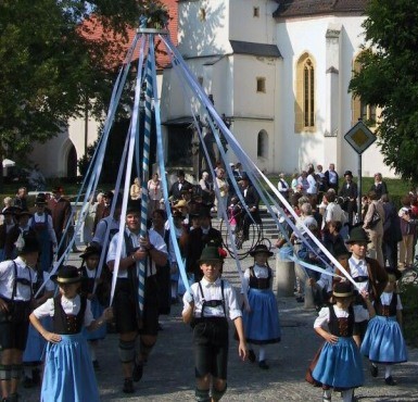 Der Altöttinger Kirtaauszug, mit Trachtenmädchen und Trachtenjungen.