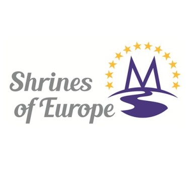 Logo der Shrines of Europe mit Schriftzug und einem blauen M, das von Sternen umkreist ist.