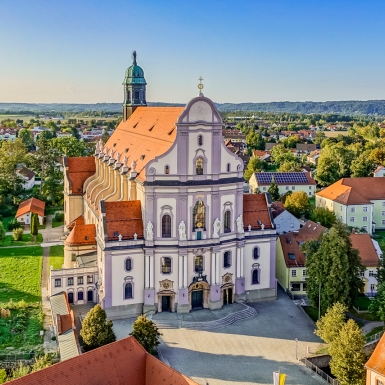 Sie sehen eine Luftaufnahme der Basilika St. Anna in Altötting. 