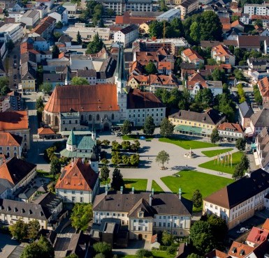 Eine Luftaufnahme des Altöttinger Kapellplatzes.