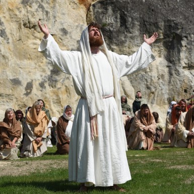 Jesus spricht das Dankgebet im Passionsspiel in St. Margarethen.