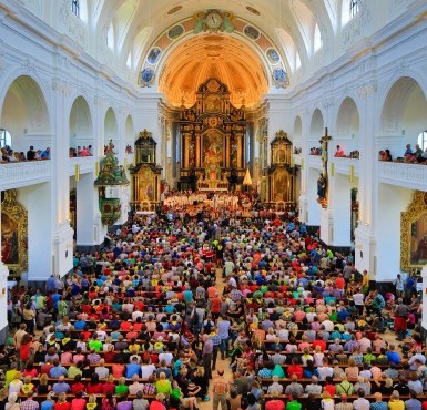 Gottesdienst in der Altöttinger Basilika, zur Pfingstwallfahrt, mit vielen Wallfahrern.