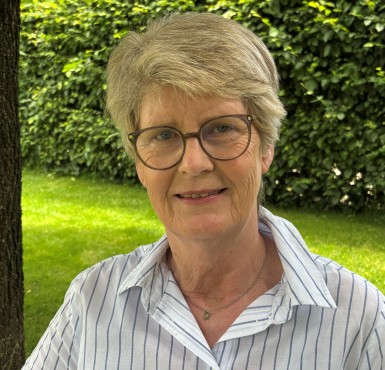 Portraitbild einer kurzhaarigen Frau.