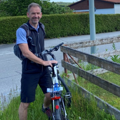 Unser neuer Bürgermeister ist motiviert bei der Radltour dabei und testet den Forstrundweg