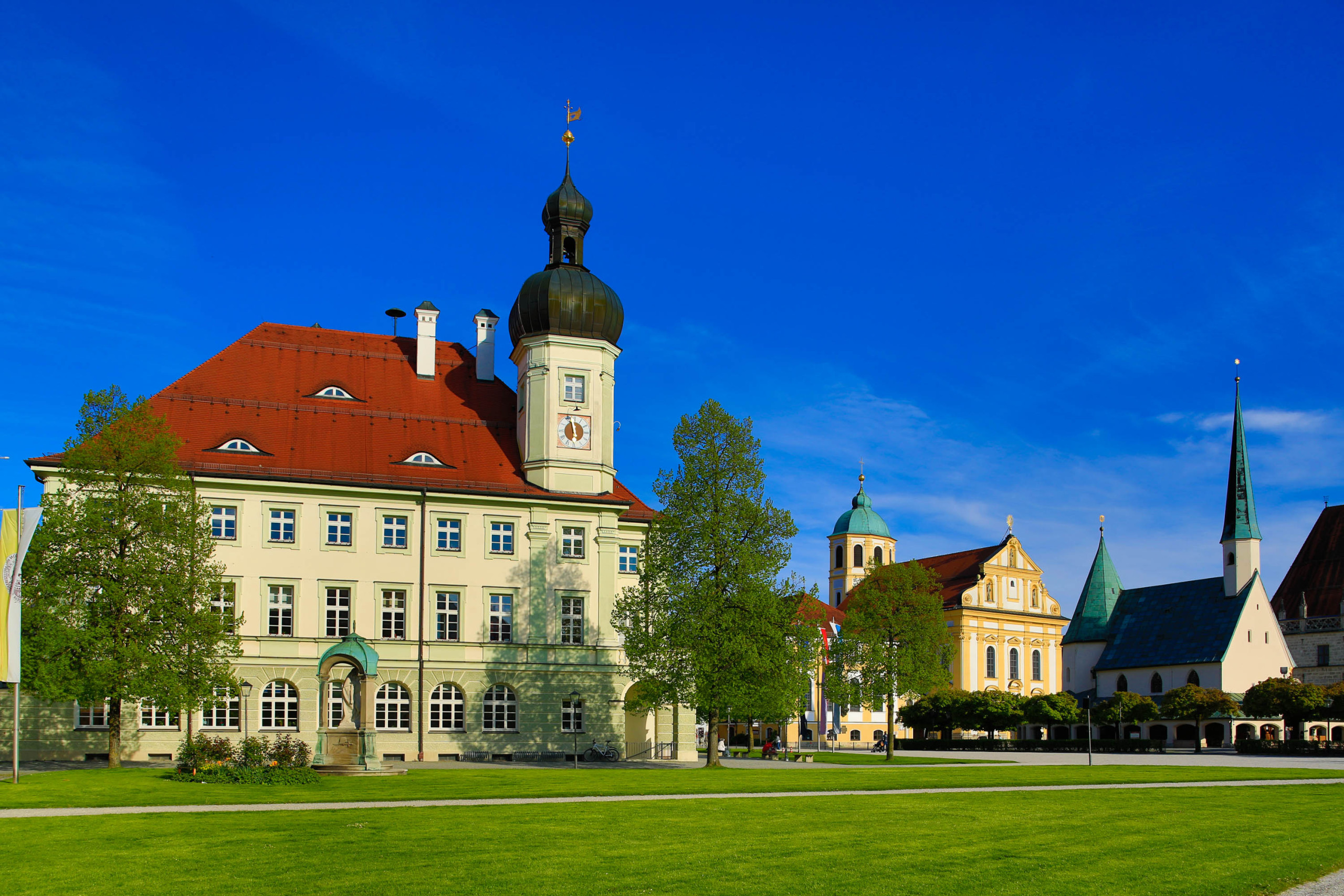 Altöttinger Rathaus mit St. Magdalena im Hinergrund