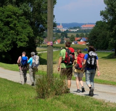 Eine kleine Pilgergruppe pilgert auf dem Rupert Pilgerweg nach Altötting.