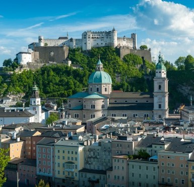 Die Altstadt von Salzburg mit der Festung Hohenzollern im Hintergrund. 