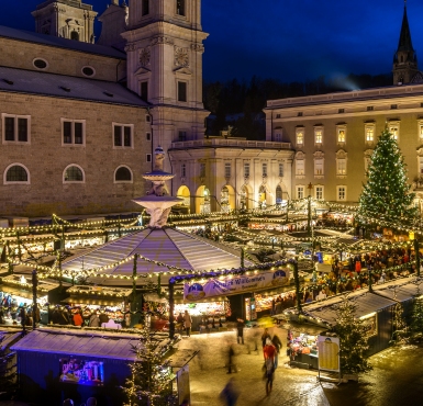 Hier sehen Sie das Markttreiben am Salzburger Christkindlmarkt 