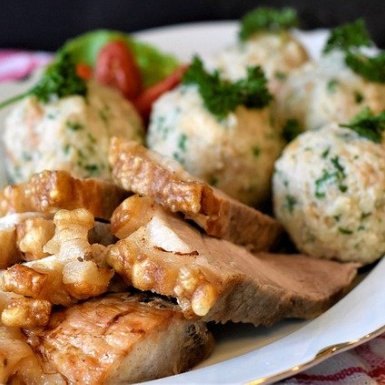 Schweinebraten Altötting, Foto Pixabay Hier sehen Sie einen Schweinebraten mit Kruste und Semmelknödel