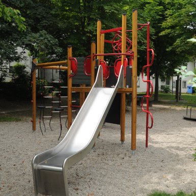 Hier sehen Sie die Rutsche auf dem Spielplatz in der Georgenstraße 