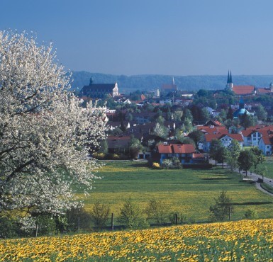 Die Stadtansicht von Altötting zu Ostern mit den blühenden Feldern und Bäumen.