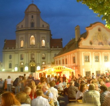 Das Altöttinger Stadtfest am Abend vor der Basilika.