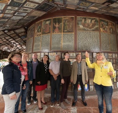 Eine Stadtführung, bei der gerade die Votivtafeln rund um die Altöttinger Gnadenkapelle gezeigt werden.