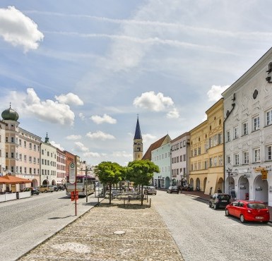 Blick auf den historischen Stadtplatz in Mühldorf am Inn in berühmter Inn-Salzach-Bauweise.
