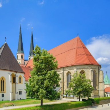 Hier sehen Sie die Stiftskirche vom Tillyplatz aus