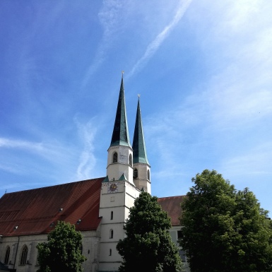 Hier sehen Sie die Türme der Stiftskirche