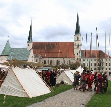 Der Tillymarkt, mit Zelten auf dem Altöttinger Kapellplatz.