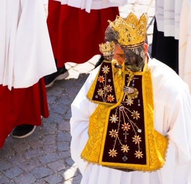 Eine Wallfahrt in Altötting bei der das Gnadenbild vom Stadtpfarrer getragen wird.