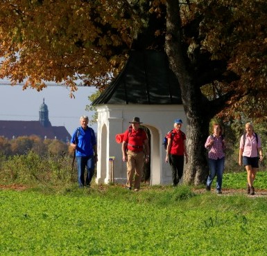 Eine kleiner Pilgergruppe auf dem Wolfgangweg nach Altötting.
