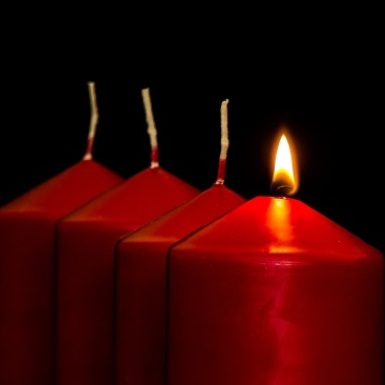 Hans Berger Forum Altötting, Foto pixabay Advent Hier sehen Sie 4 Kerzen