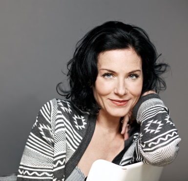 Marisa Burger sitzt auf einem Stuhl.