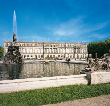 Das Neue Schloss Herrenchiemsee mit Springbrunnen im Vordergrund. 