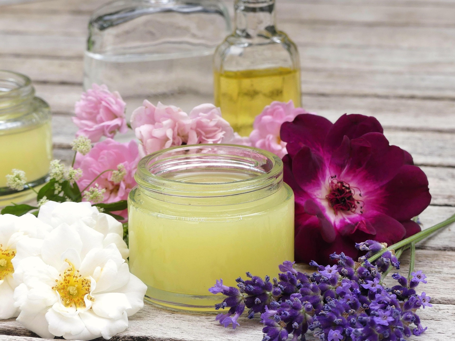 Natursalbe im Glas und Blumendekoration