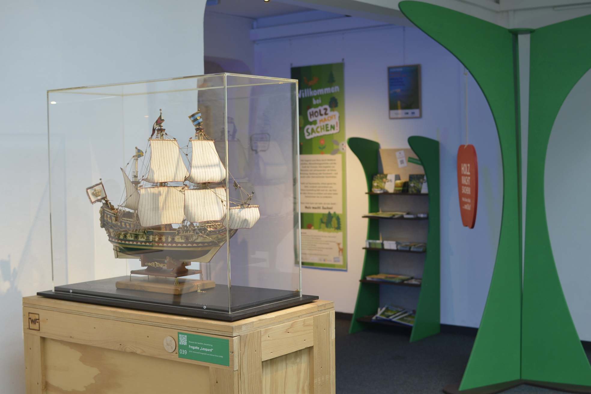 Installationsansicht Holzschiff Holz macht Sachen! Stadtgalerie Altötting