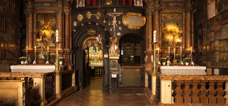 Der Blick auf das Altöttinger Gnadenbild in der Gnadenkapelle.