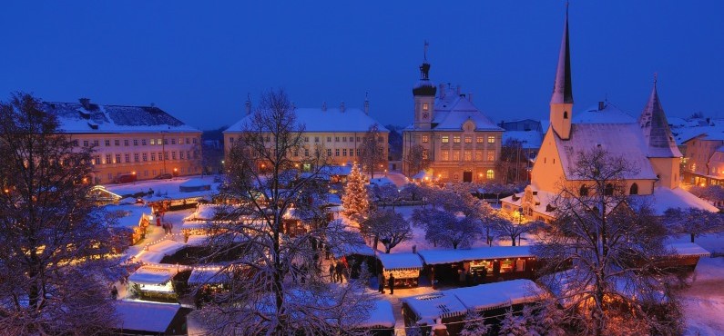 Der Altöttinger Christkindlmarkt mit abendlicher Stimmung.