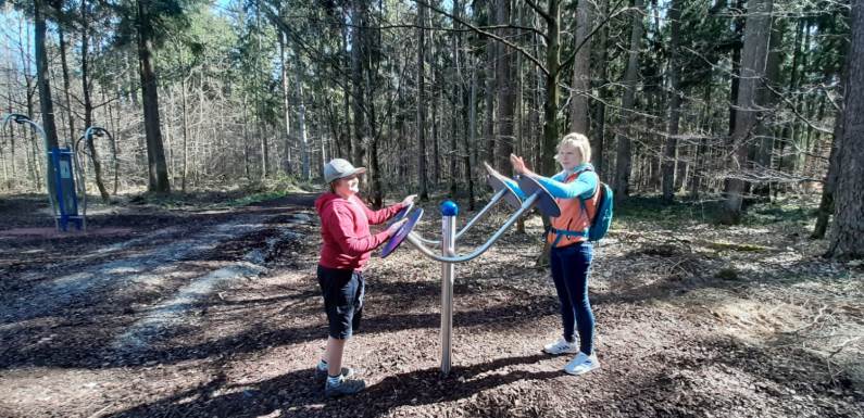 Hier sehen Sie zwei Sportler am Trimm-dich-Pfad in Altötting 