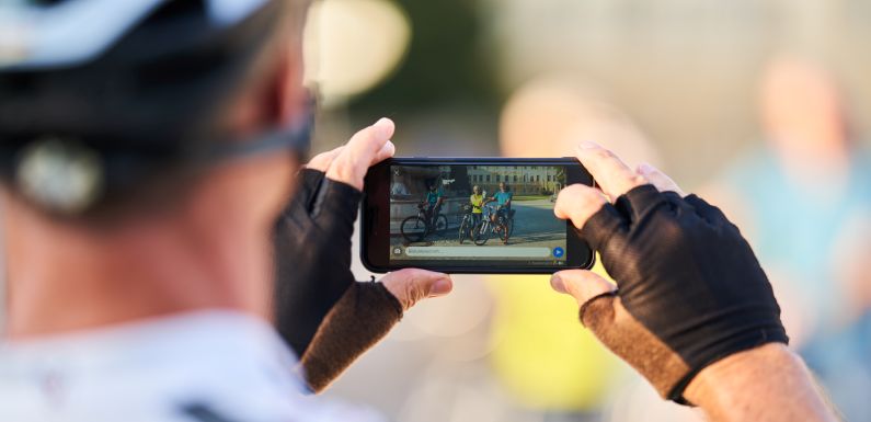 Hier sehen Sie einen Radler am Kapellplatz mit Handy