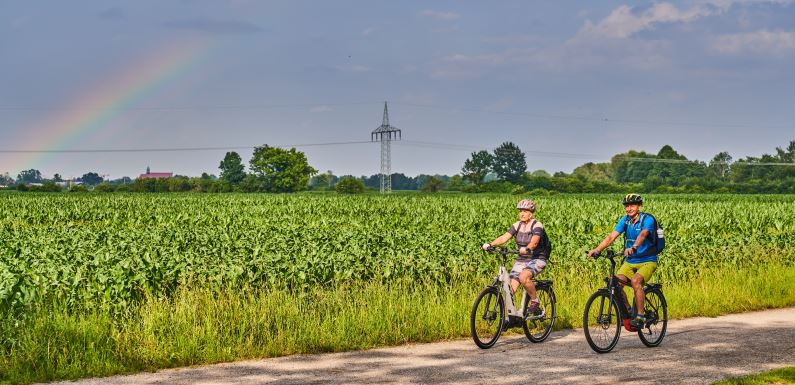 Hier sehen Sie 2 Radler am Kreuzweg nach Heiligenstatt