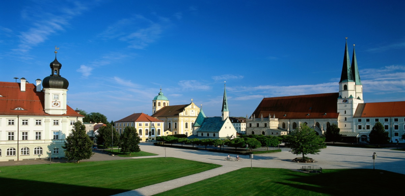 Hier sehen Sie das Rathaus am Kapellplatz