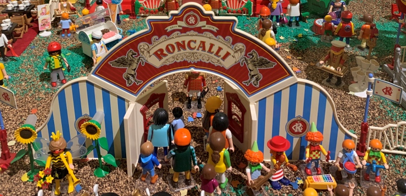 Hier sehen Sie eine Playmobillandsaft Zirkus 