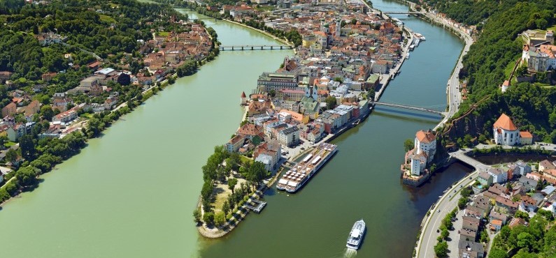 Vogelperspektive auf die Altstadt von Passau und auf das Zusammenfließen der der Flüsse Inn, Doanu und Ilz.