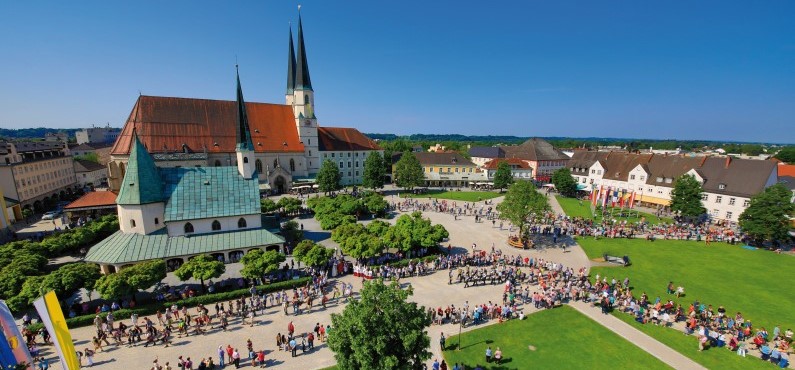 Der Pilgereinzug an Pfingsten, wie alle auf den Altöttinger Kapellplatz ziehen.