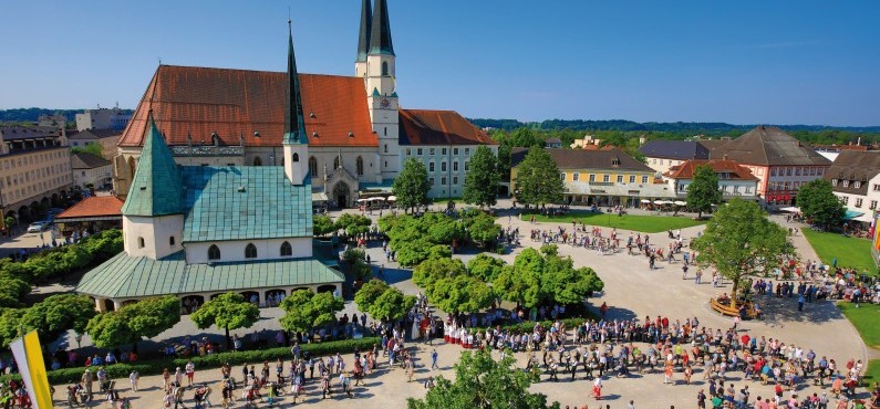 Der Pilgereinzug auf den Altöttinger Kapellplatz an Pfingsten.