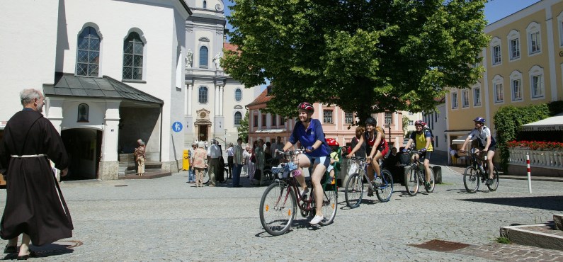 Radfahrer starten an der Papstlinde in den Benediktradweg, Foto Heiner Heine