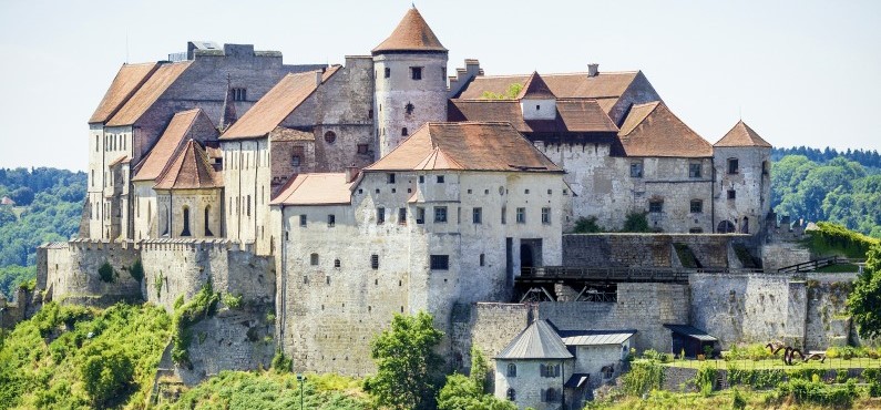 Blick auf die Hauptburg der weltlängsten Burg in Burghausen. 