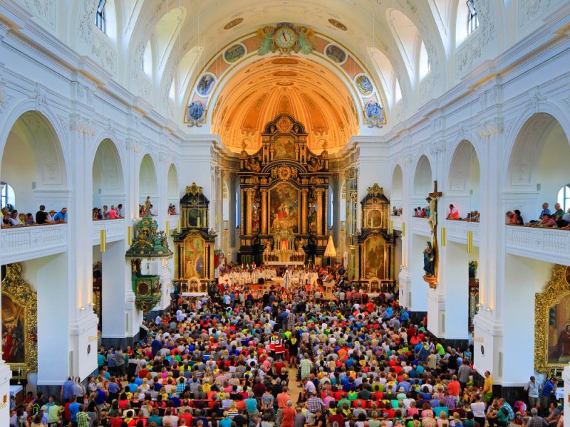 Gottesdienst an Pfingsten, Foto Heiner Heine Die Basilika St. Anna ist mit Pilgern gefüllt.