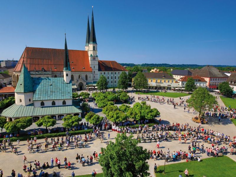 Pilgereinzug am Altöttinger Kapellplatz, Foto Heiner Heine Eine große Pilgergruppe zieht auf den Kapellplatz Altötting ein.