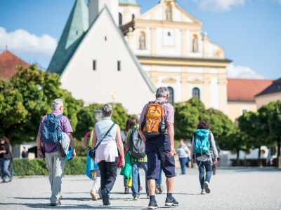 Pilgern nach Altötting, Foto Inn-Salzach Tourismus Pilger kommen an der Gnadenkapelle in Altötting an.