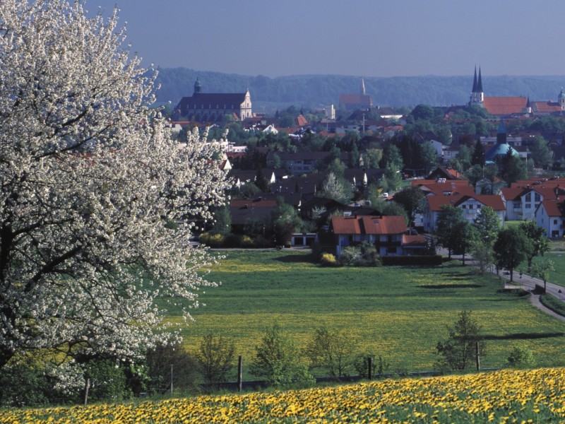 Stadtansicht Altötting von Süden zu Ostern.