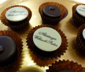 Weihrauchpralinen auf einem goldenen Tablett. 