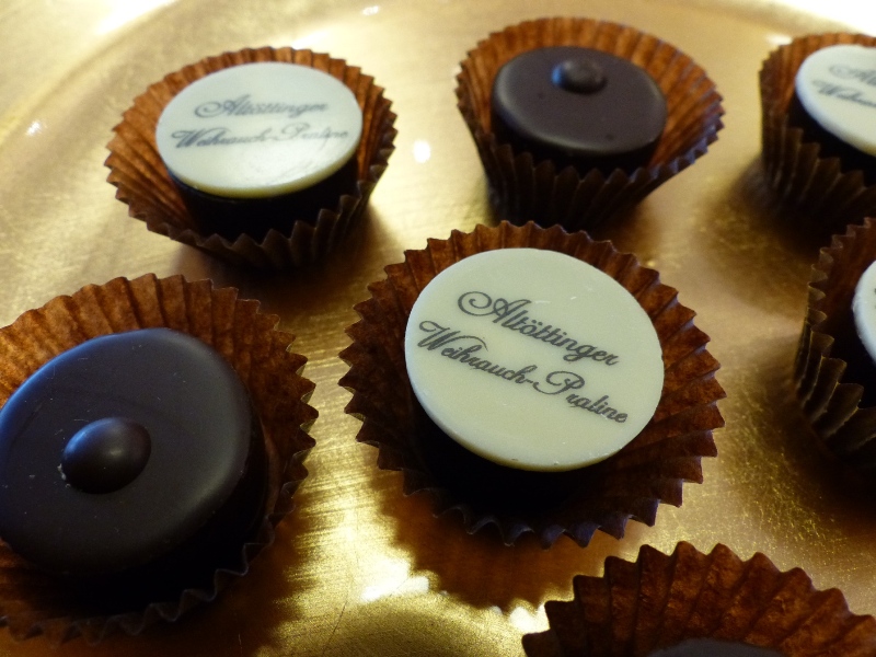 Weihrauchpralinen auf einem goldenen Tablett. 