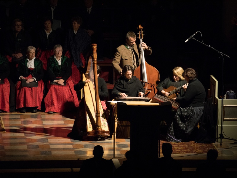 Eine Musikgruppe beim Altöttinger Adventsingen