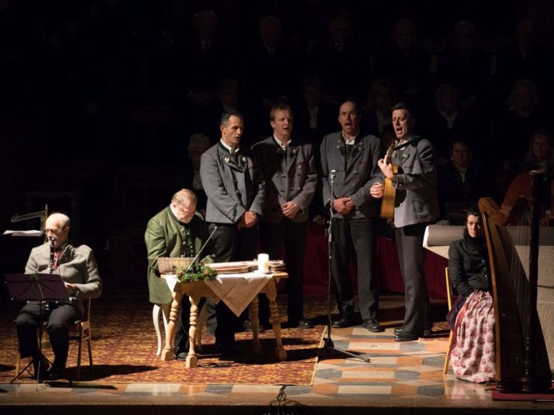 Eine Musikgruppe beim Altöttinger Adventsingen